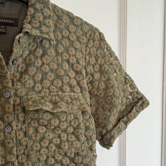 Banana Republic | Embroidered Flower Green Peplum Short Sleeve Collared Blouse - Picture 2 of 5